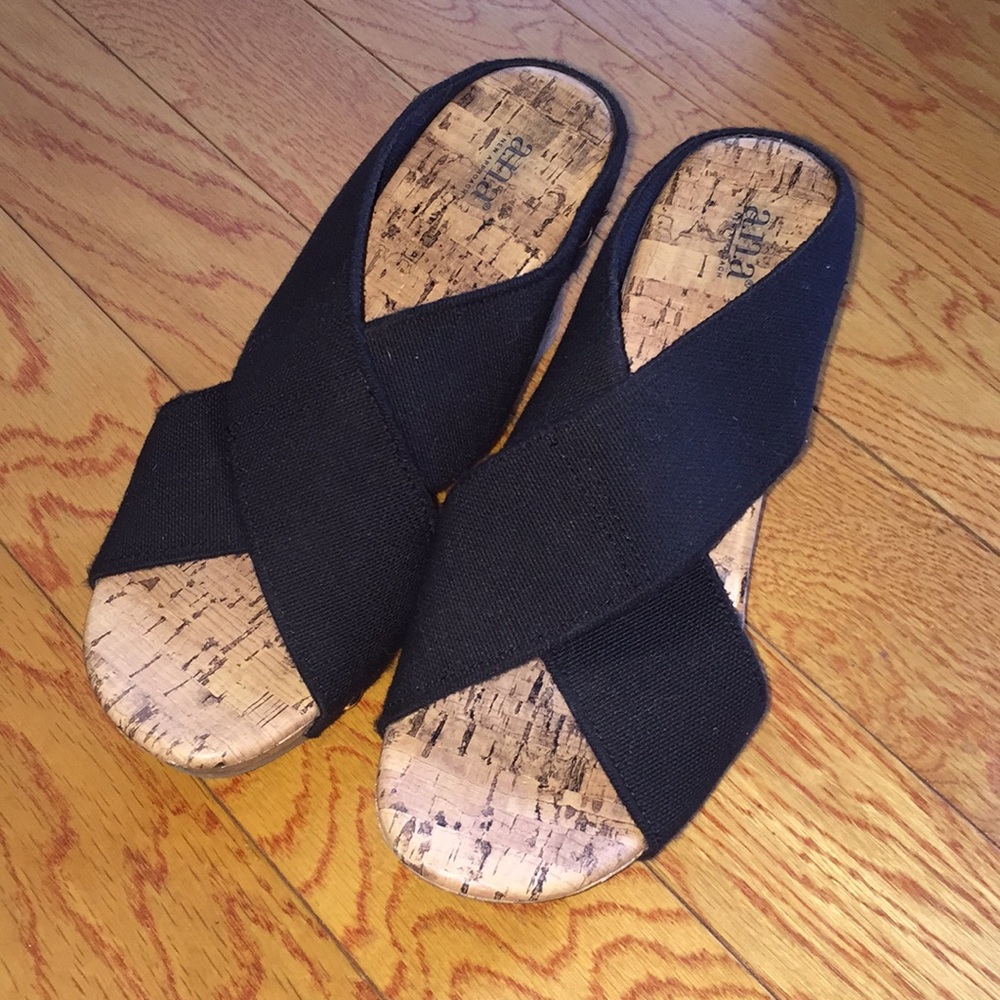 A.n.a New Approach. Cork and Black wedges